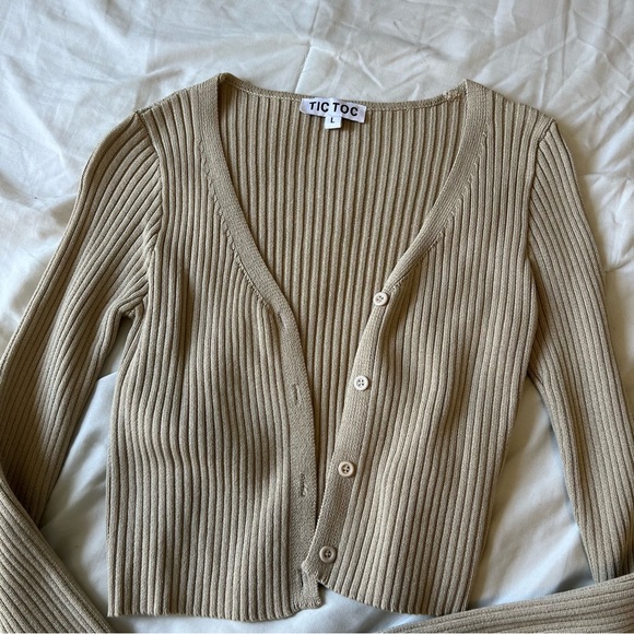 Light green button up sweater - Picture 2 of 7